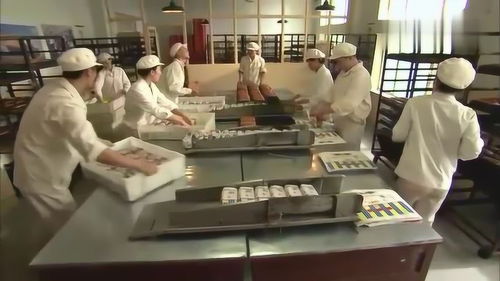 正陽門下 韓春明初到食品廠很規(guī)矩干活,他認(rèn)識了新同事李成濤
